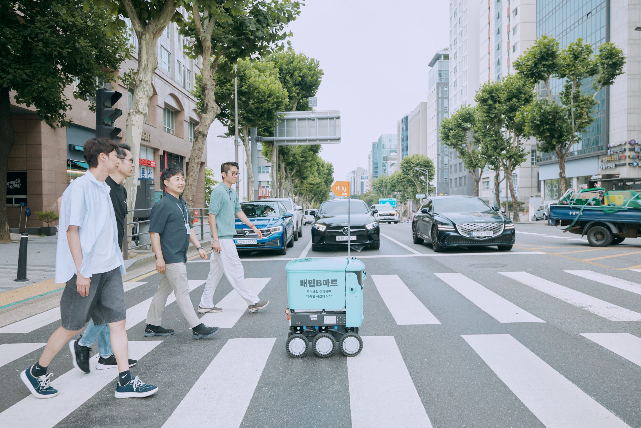 오늘도_강남_도심을_달리는_배달로봇_딜리