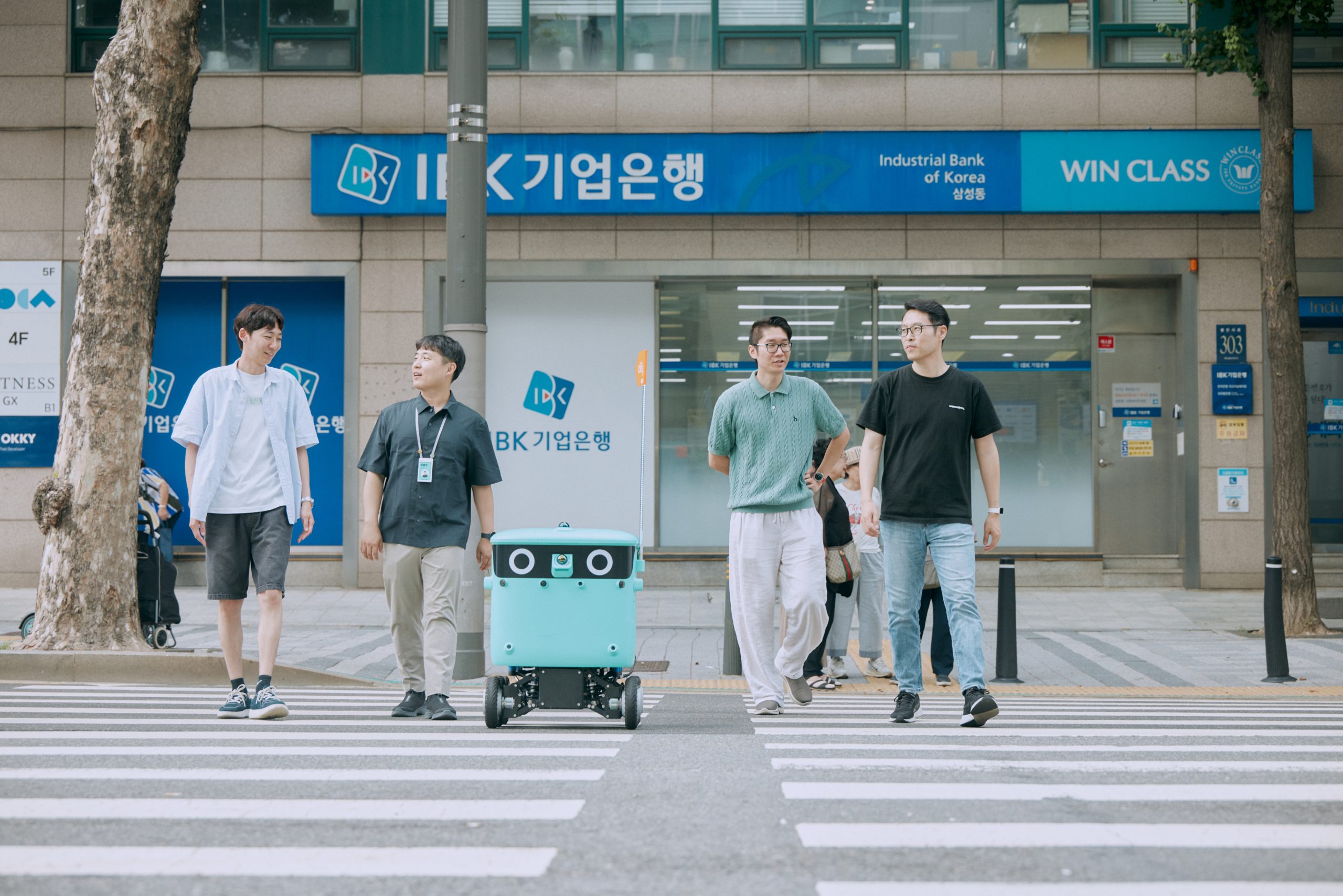 운영_중인_로봇_데이터를_들여다보며_다음_개선점을_찾는_모습