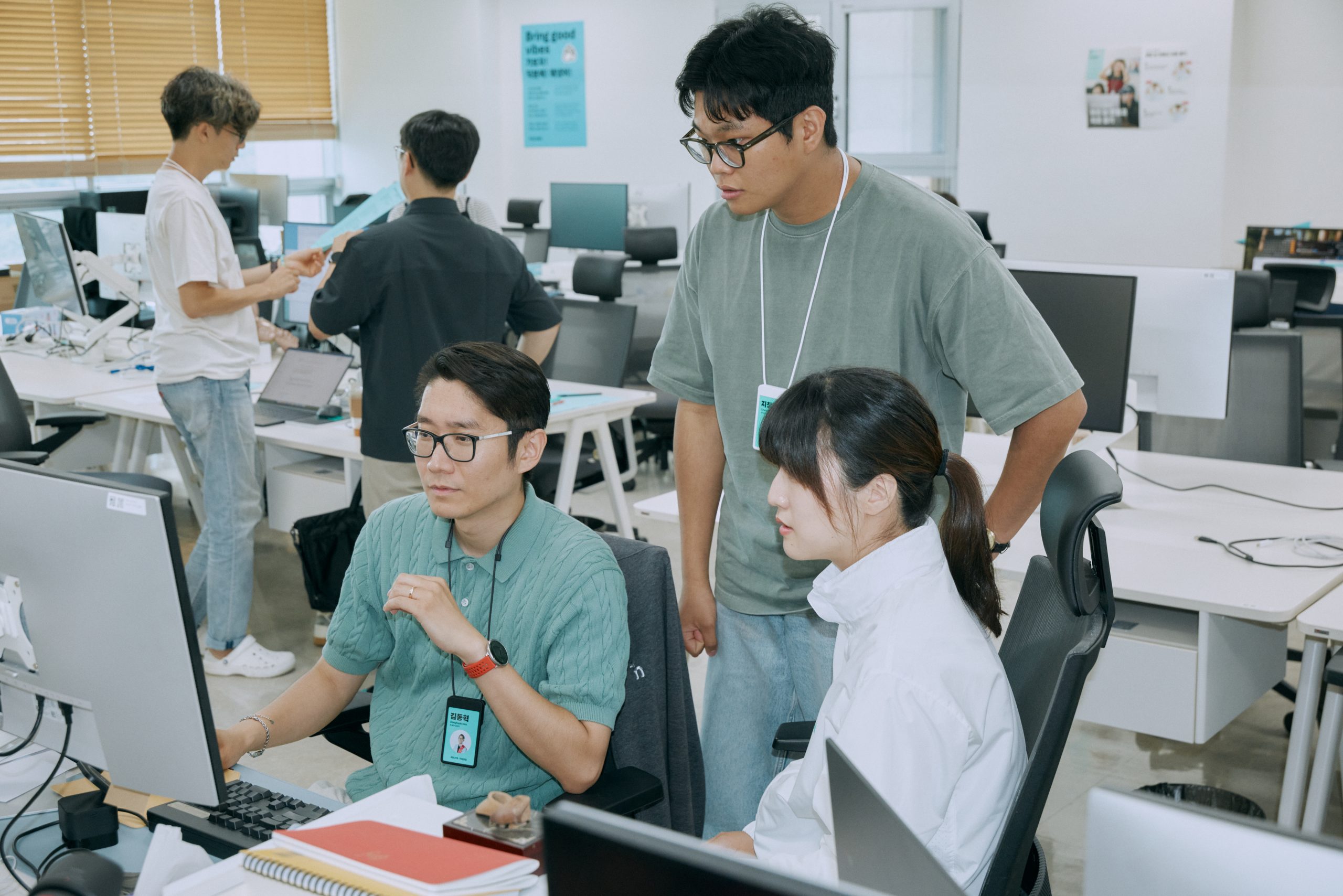 팀원들과_함께_로봇_문제를_논의하는_김동혁_팀장